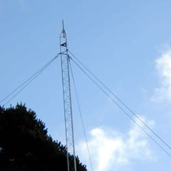 Torre estaiada de comunicação